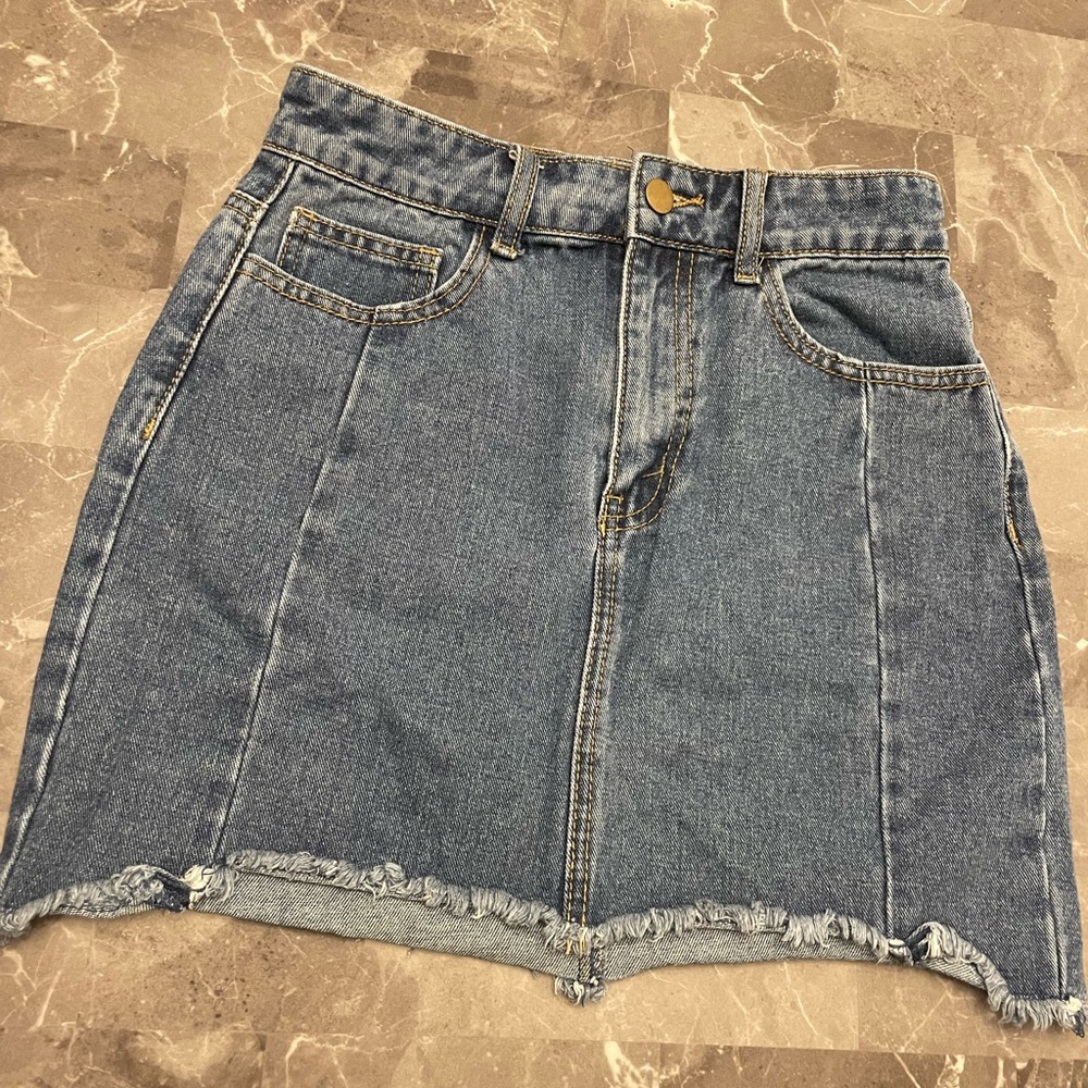 Forever 21 Women's Distressed Hem Denim Jean Mini Skirt-Medium Wash Blue Small